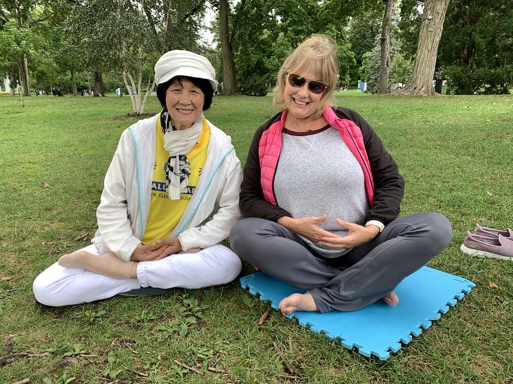 Nutricionistica i savjetnica za ishranu Tracy (desno) rekla je da joj se stvarno sviđa Falun Dafa.