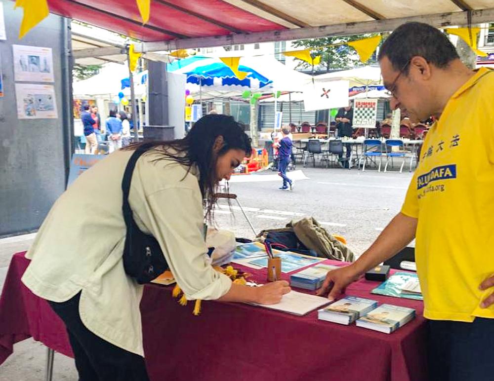  Ljudi su potpisivali peticije za pomoć u zaustavljanju progona Falun Dafa u Kini.