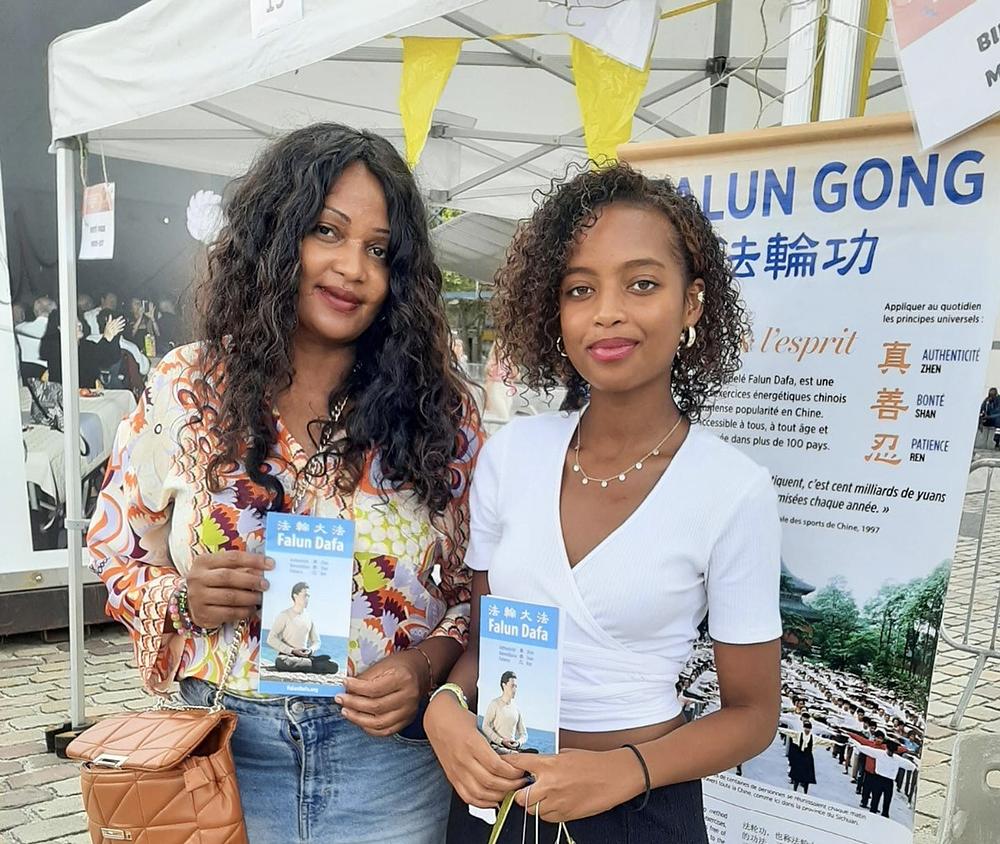  Emmanuel (desno) i njena majka su zainteresovane za učenje Falun Dafa.
