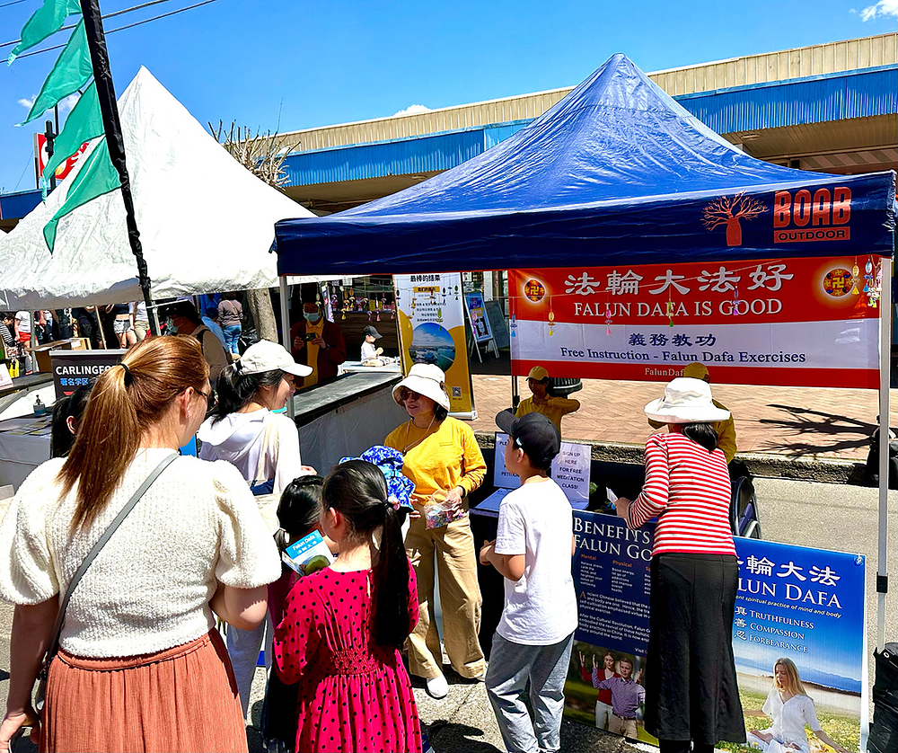Falun Dafa štand je privukao mnogo ljudi.