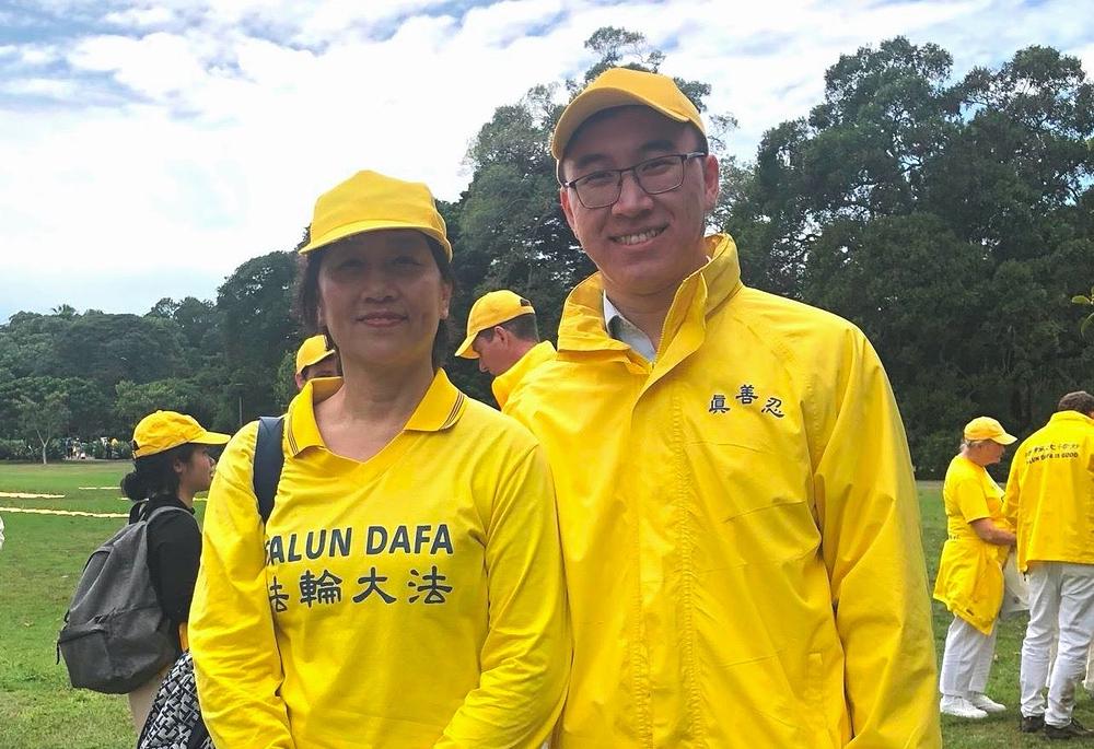  Alen Huang i njegova majka prisustvuju aktivnosti u Jubilee Parku 8. oktobra 2022.