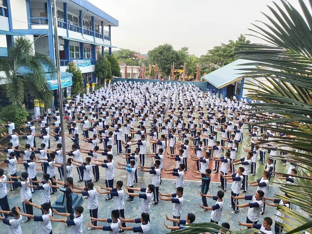 Najmanje 600 učenika i nastavnika srednje škole SMPN 42 na ostrvu Batam uče vježbe Falun Dafa.