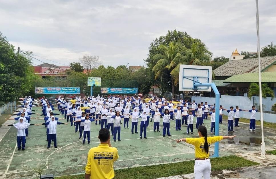  Učenici srednje škole Kartini uče Falun Dafa vježbe.