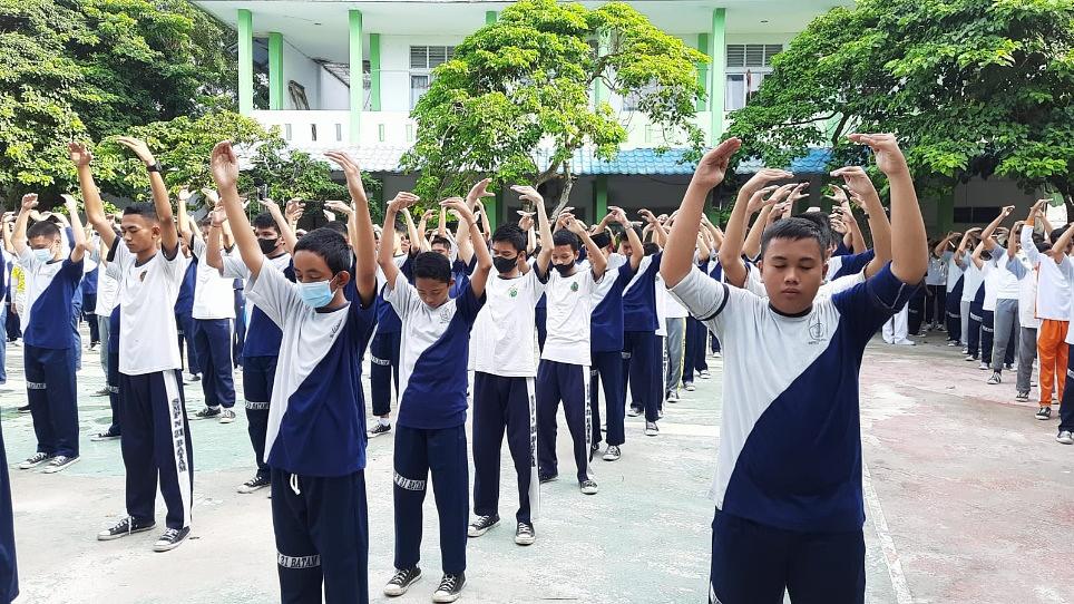 Učenici i nastavnici srednje škole SMPN 31 su učili Falun Dafa vježbe. 