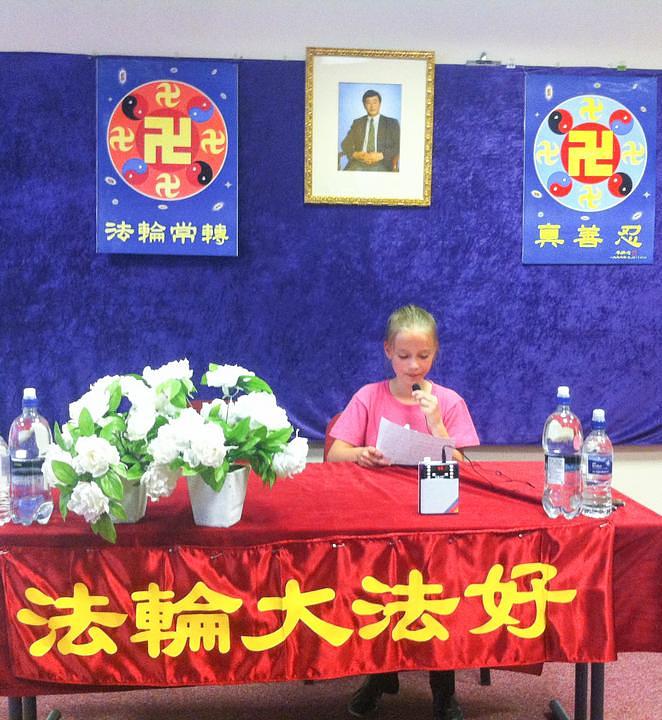 Mladi Falun Dafa praktikanti izmjenjuju svoja iskustva o prakticiranju