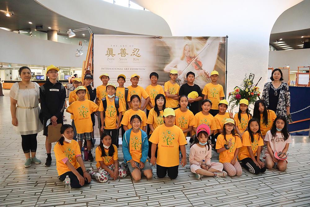  Učesnici ljetnog kampa posjećuju međunarodnu izložbu Umjetnost Zhen Shan Ren u gradskoj vijećnici Toronta
