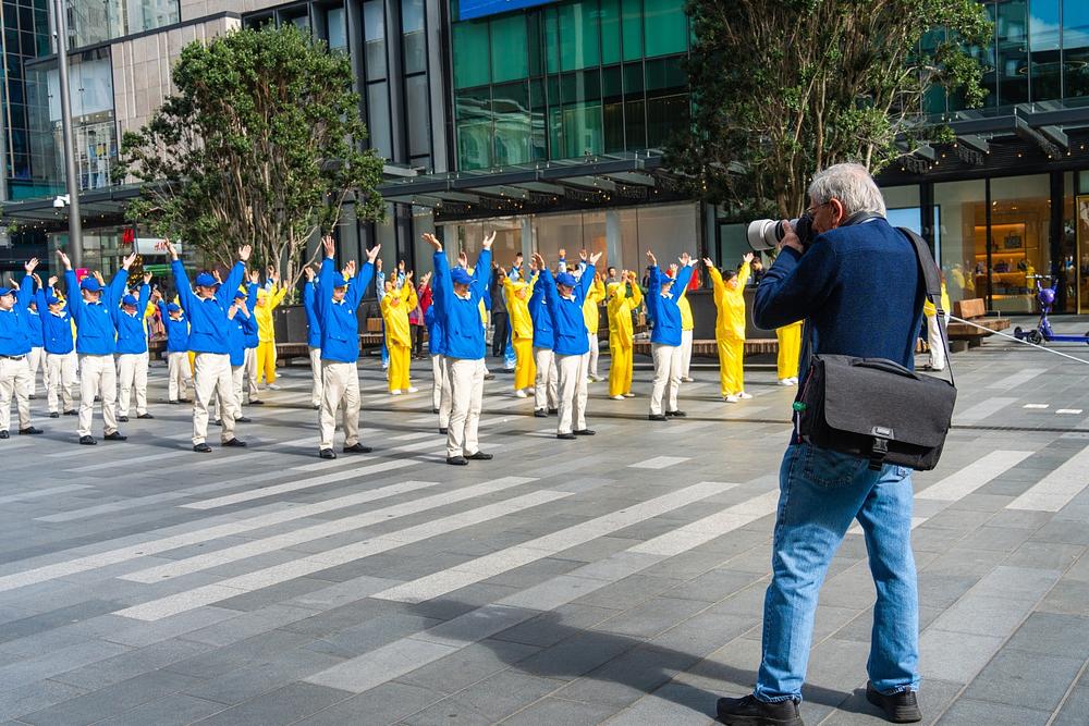 Arthur Coverdale snima fotografije grupnog prakticiranja Falun Dafa.