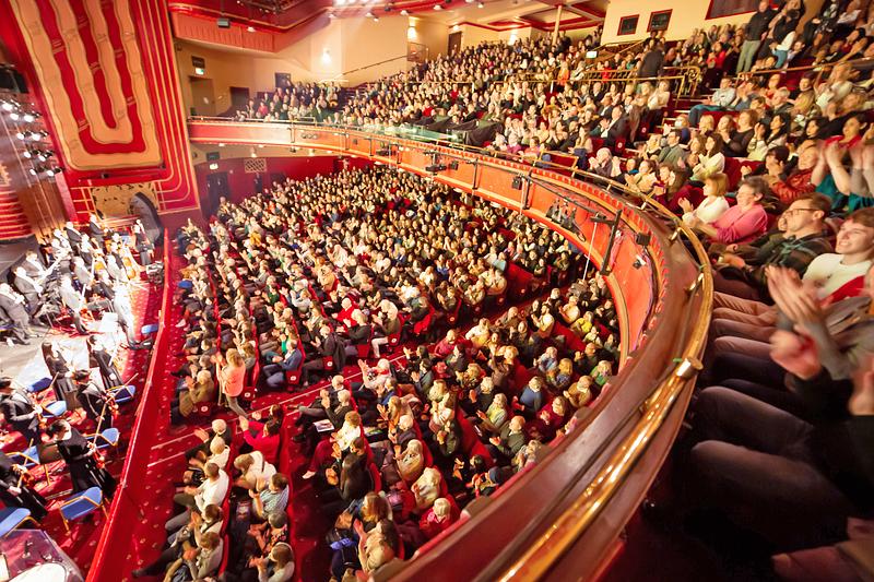  Ansambl Shen Yun New York u New Theatre u Oxfordu, Ujedinjeno Kraljevstvo, 14. siječnja. Ansambl je predstavio tri rasprodane izvedbe u Oxfordu od 14. do 15. siječnja. (The Epoch Times) 