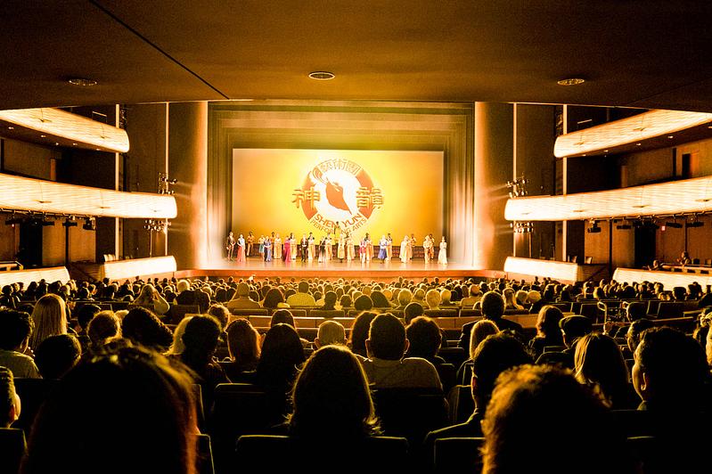  Ansambl Shen Yun International u AT&T Performing Arts Center–Winspear Opera House u Dallasu, Texas, popodne 7. siječnja. Ansambl je toga dana izveo dva nastupa pred prepunom dvoranom u Dallasu. (The Epoch Times)