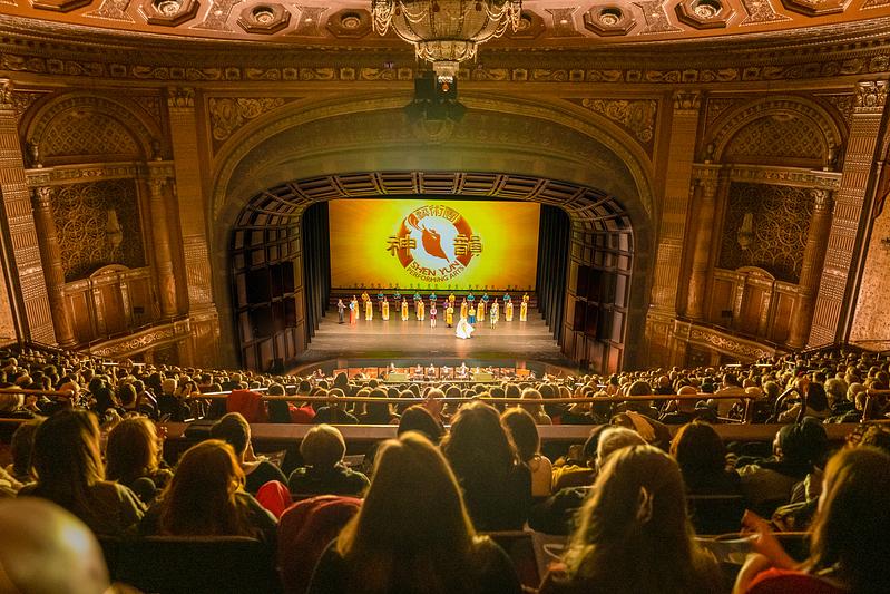 Ansambl Shen Yun North America u Benedum Center for the Performing Arts u Pittsburghu, Pennsylvania, 14. siječnja. Ansambl je predstavio tri izvedbe u Pittsburghu od 14. do 15. siječnja, sve u prepunim dvoranama s dodatnim sjedalima. (The Epoch Times)  