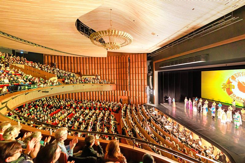 Ansambl Shen Yun Global u Théâtre de Beaulieu u Lausanne, Švicarska, 16. siječnja. Ansambl je predstavio četiri izvedbe u Lausanne od 14. do 17. siječnja, sve u prepunim dvoranama s dodatnim sjedalima. (The Epoch Times) 
 
