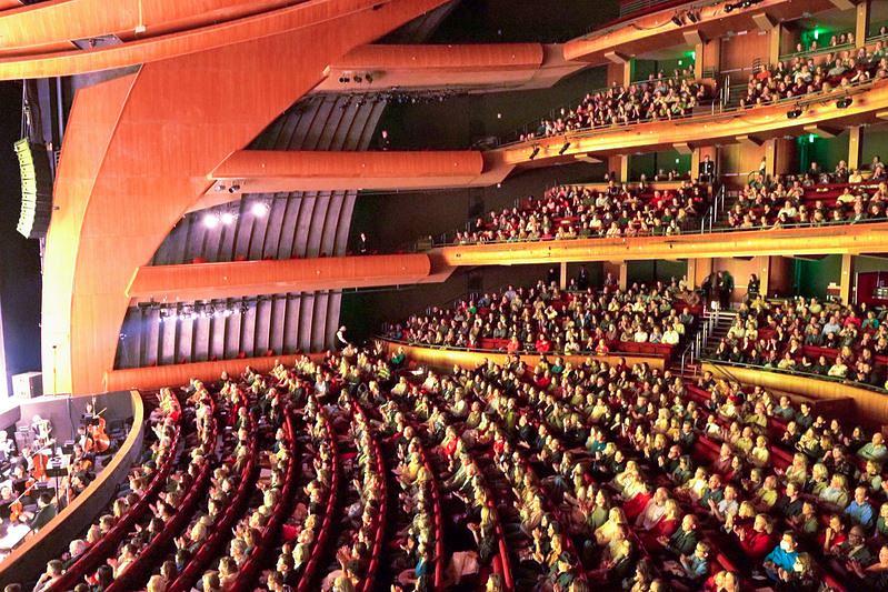 Shen Yun International Company u prepunoj dvorani The Ellie Caulkins Opera House u DPAC-u u Denveru, Colorado, 22. januara. Kompanija je održala pet nastupa u Denveru od 20. do 24. januara. (NTD Televizija)