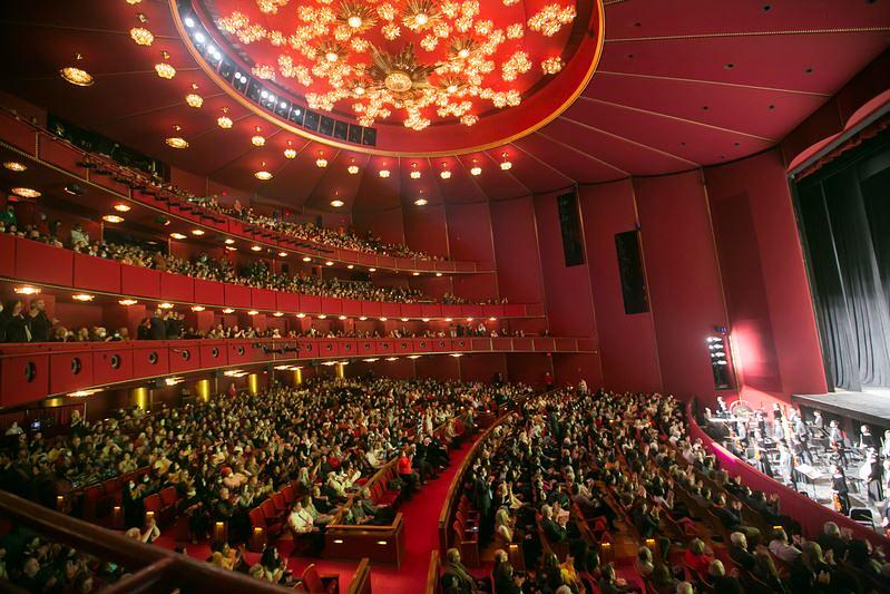   Shen Yun New York Company   je izvela sedam predstava u operskoj kući Kenedi centra u Washingtonu, 24-29. januara. Gore je prikazan posljednji nastup 29. januara, koji je izveden pred  prepunom dvoranom (The Epoch Times)