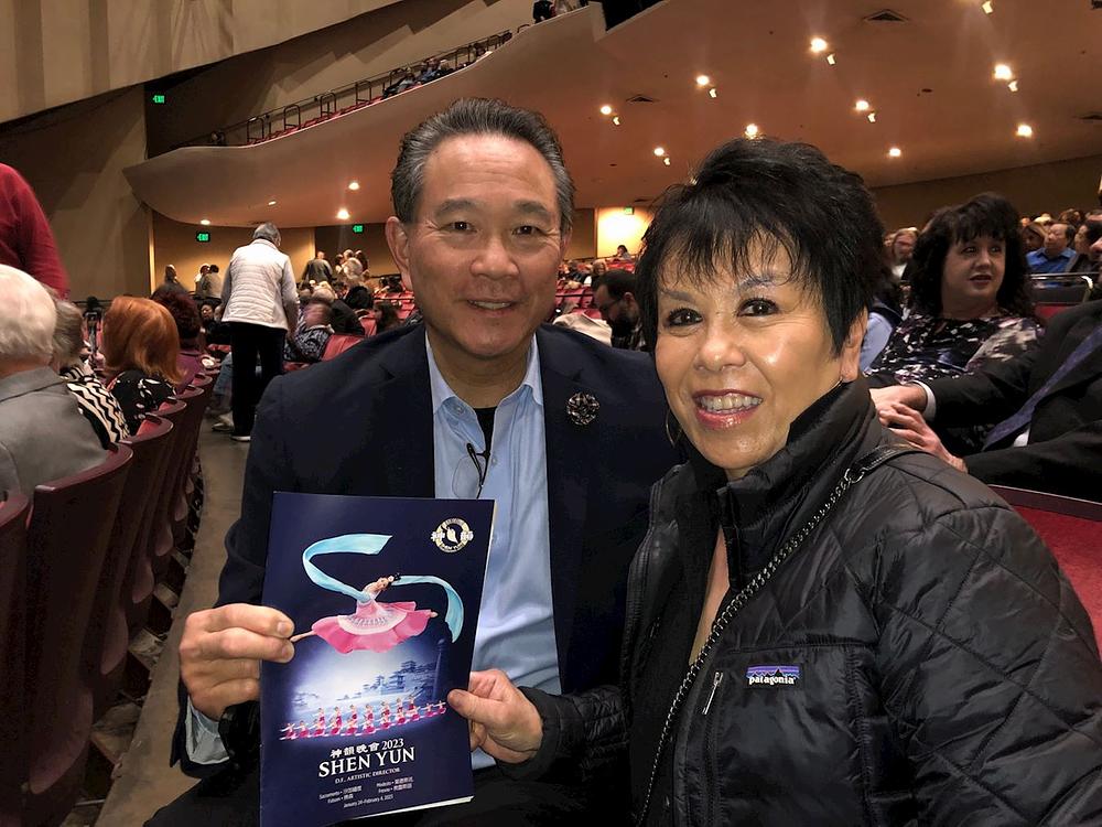  Plastični hirurg dr. Mark Chin i njegova prijateljica na Shen Yun predstavi u Fresnu, Californija, 28. januara (Minghui.org) 