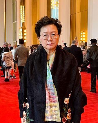 Wang Ruiqin, bivša članica nacionalnog komiteta Kineske narodne političke konsultativne konferencije a(CPPCC) za provinciju Qinghai i bivša privatna poduzetnica, na nastupu Shen Yun u Washingtonu, 29. januara (The Epoch Times)
 