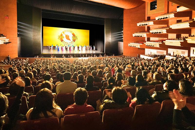Shen Yun World Company pred prepunom dvoranom u Aichi Prefectural Art Theatre u Nagoji 30. januara, na završetku svoje turneje po Japanu 2023. Izvođači su se tri puta klanjali uz ovacije i aplauz publike. (The Epoch Times) 