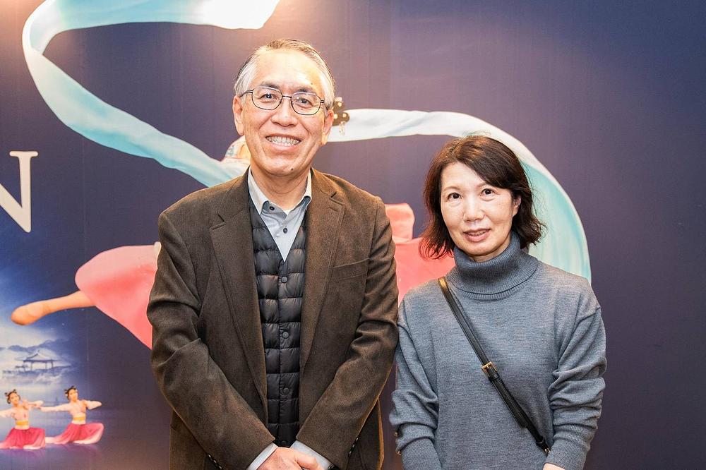 Gosp. Maruyama Itaru, gradonačelnik Sakate, i njegova supruga na predstavi Shen Yun u Kamakuri 14. januara (The Epoch Times)
 