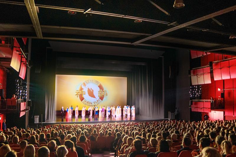 Prvi nastup Shen Yun Global Company u Njemačkoj u Theatre am Potsdamer Platz u Berlinu 28. decembra. Izvođači su tri puta izlazili pred pozorišnu zavjesu i klaanjali se prije nego što su gledaoci počeli da odlaze. (Epoch Times)
