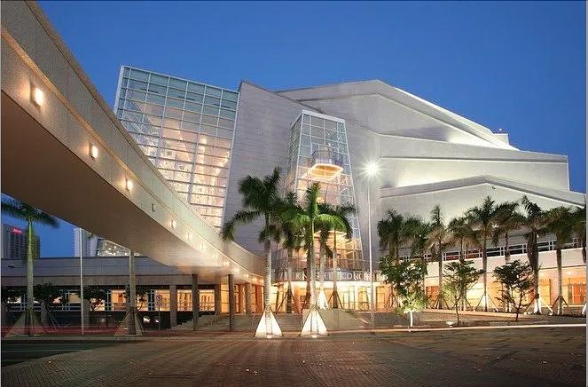 Adrienne Arsht Center for the Performing Arts u Majamiju, Florida, gde je kompanija Shen Yun North America izvela tri predstave od 28. do 30. decembra, i gdje će nastaviti sa dvije predstave od 31. decembra do 1. januara. (web stranica Centra za scenske umetnosti Adrienne Arsht)
