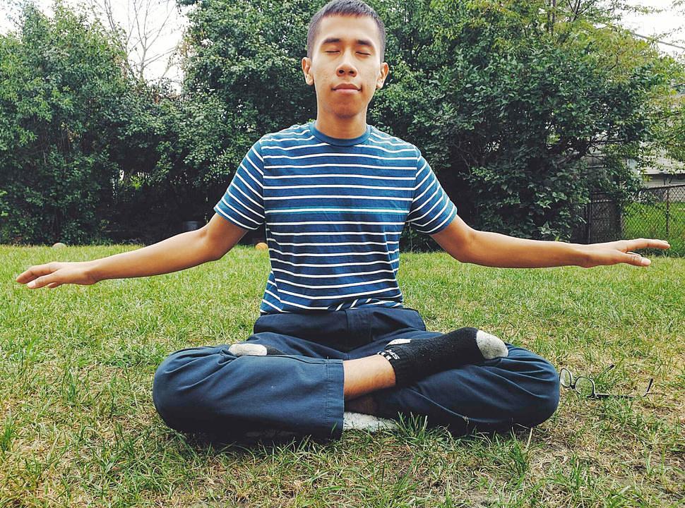 Pavel Castro u Falun Dafa meditaciji.
