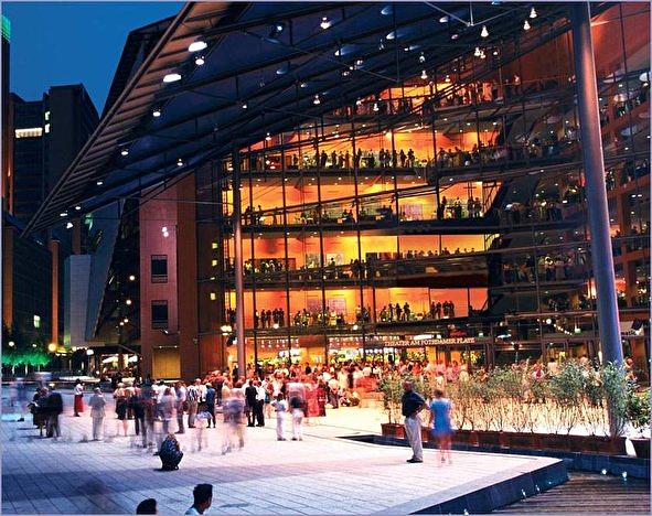 Trupa Shen Yun Global predstavila svoju petu izvedbu u Berlinu u Njemačkoj u Teatru am Potsdamer Platz, 1. januara. (Web stranica pozorišta) 