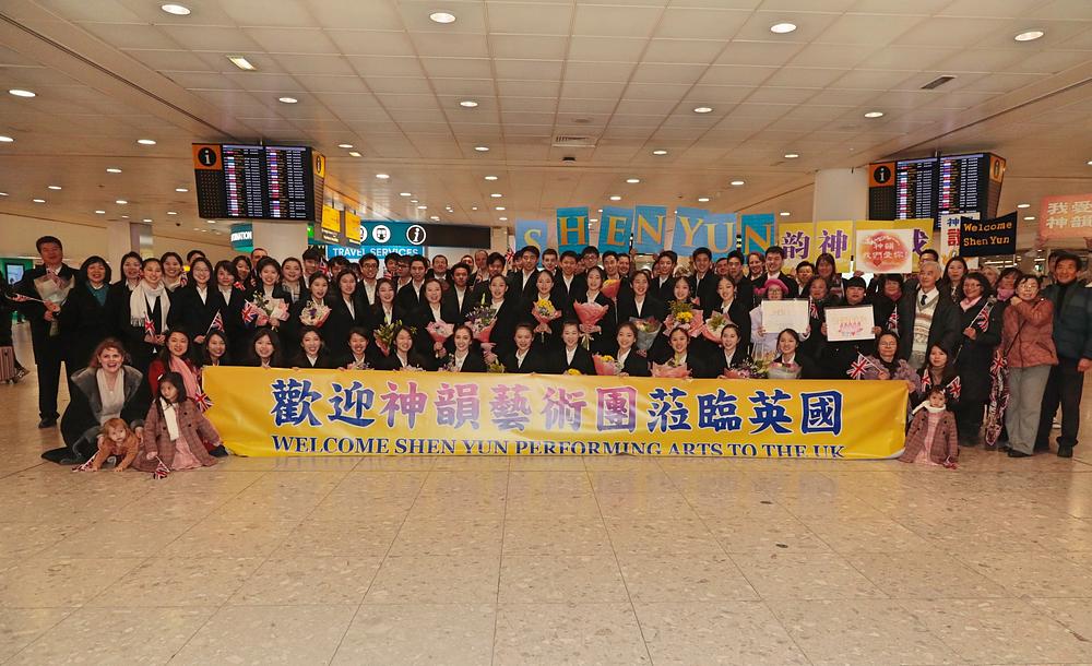  Trupa Shen Yun New York je odletila u Ujedinjeno Kraljevstvo nakon što je završila nastupe u Bostonu. Kompanija je stigla na aerodrom Heathrow u Londonu 2. januara, a dočekali su je domaći obožavaoci. (Epoch Times)