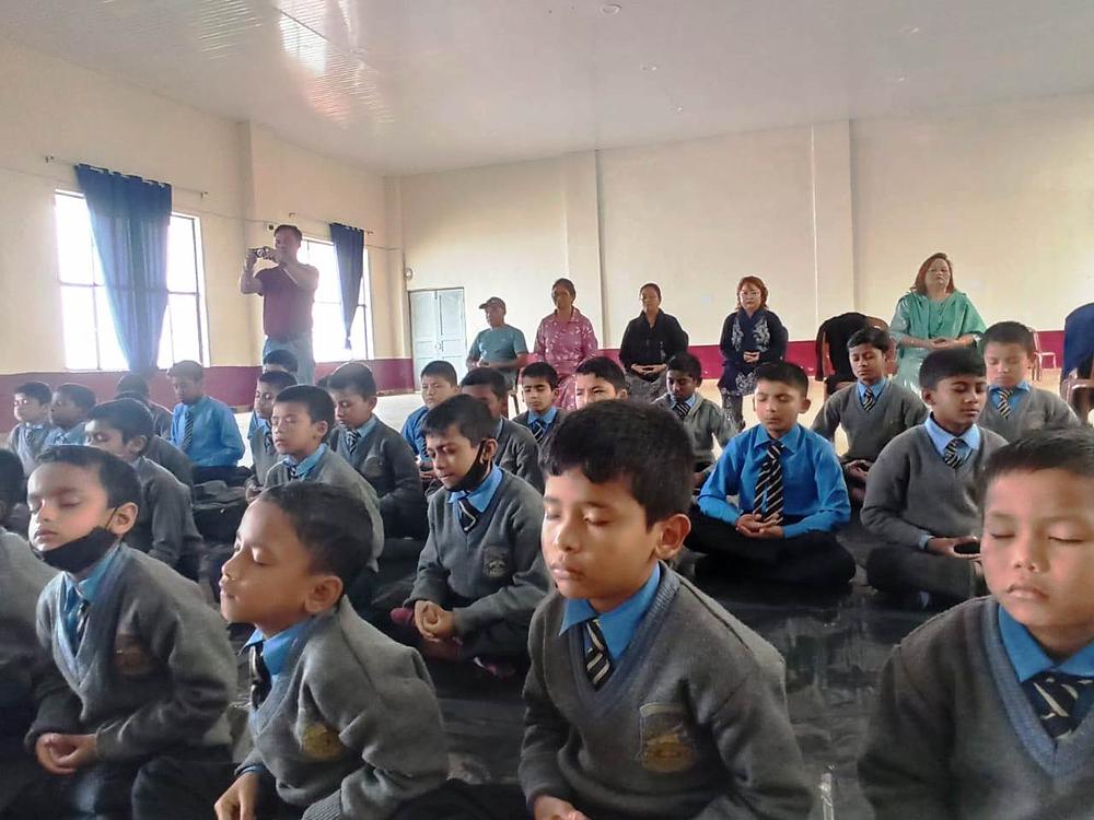 Učenici Tibetanske osnovne RKSP škole za dječake meditiraju.