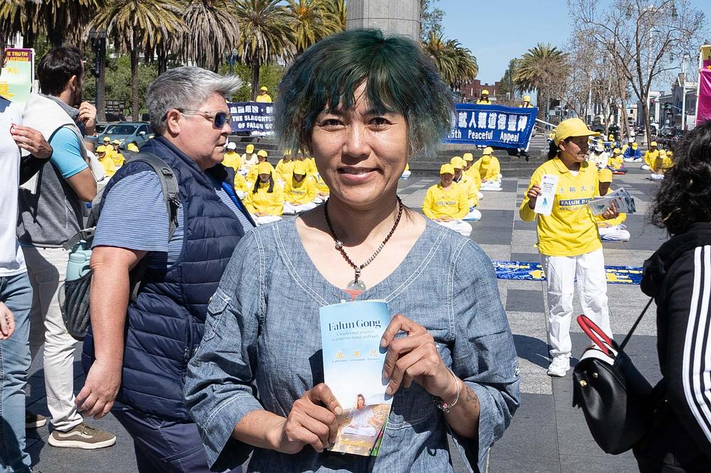 Gospođa Su, koja se preselila u SAD iz Kine, komentirala je da je Falun Dafa vrlo miroljubiv.
