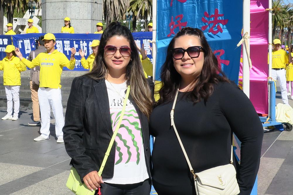 Arianna (lijevo) i njezina prijateljica Luisasu  zainteresirane su za učenje Falun Dafa