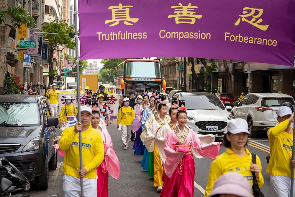 Falun Dafa praktikanti paradiraju u Kaohsiungu 22. aprila