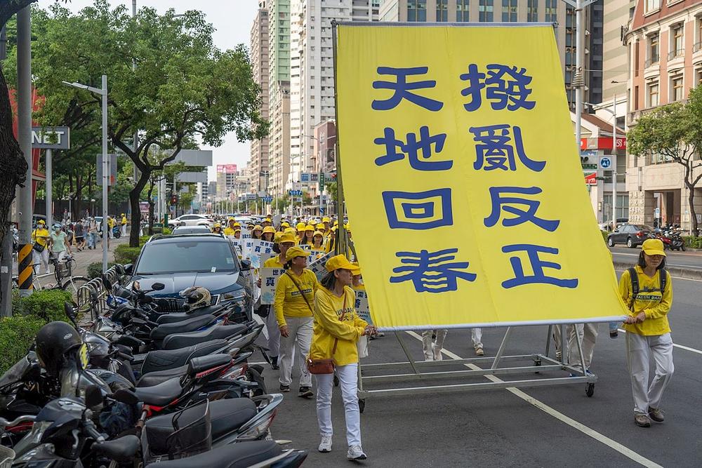 Poruke na transparentima pozivaju ljude da pomognu u zaustavljanju progona u Kini.