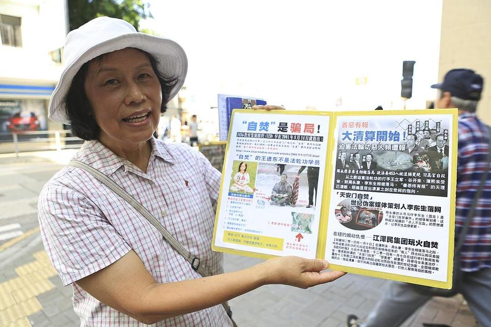 Gospođa Tan govori ljudima o Falun Gongu.