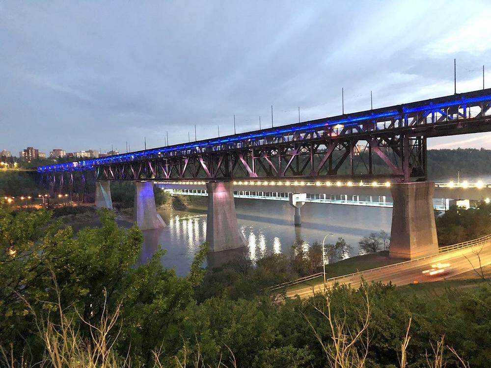 Most u Edmontonu, Alberta, osvetljen je 1. maja u čast 24. Dana Falun Dafe.