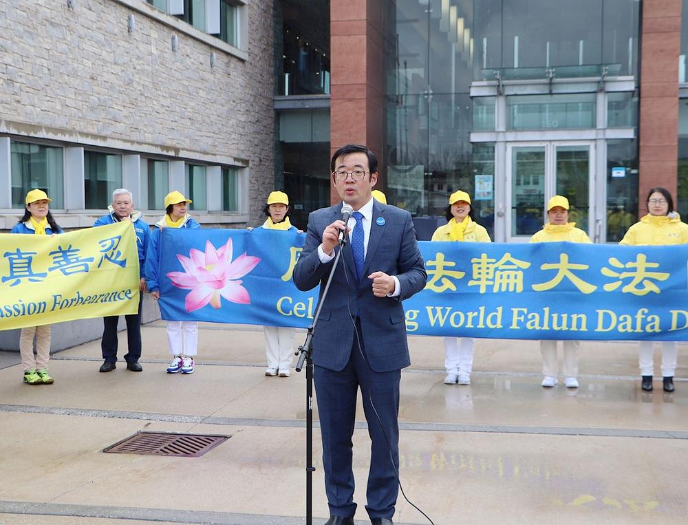 Falun Dafa praktikant, Džang Piking, organizovao je ceremoniju podizanja zastave.