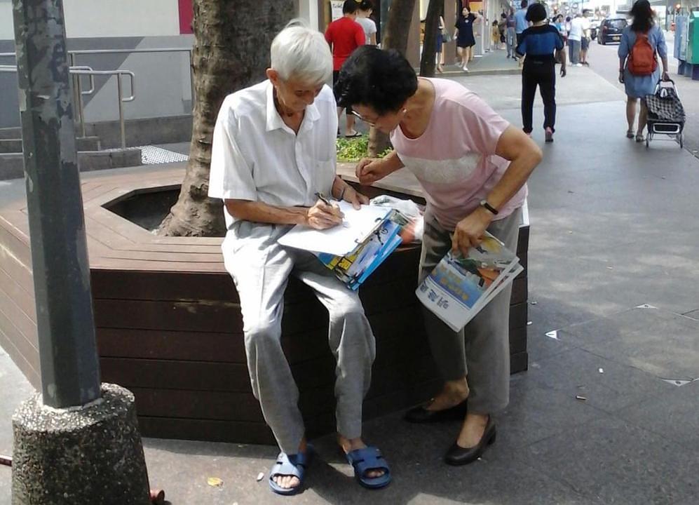 Gospođa Feng prikuplja mnoge potpise za podršku tužbama protiv Jianga zbog progona Falun Gonga.