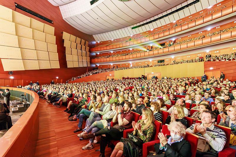 Shen Yun New York Company u punoj sali u Teatro degli Arcimboldi u Milanu, Italija, 30. aprila, završavajući turneju po Italiji u šest gradova i sa 30 predstava (The Epoch Times)