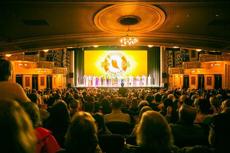 Shen Yun New World Company u prepunoj dvorani u The Hippodrome Theatre u Baltimoreu, Maryland, popodne 29. aprila (The Epoch Times)