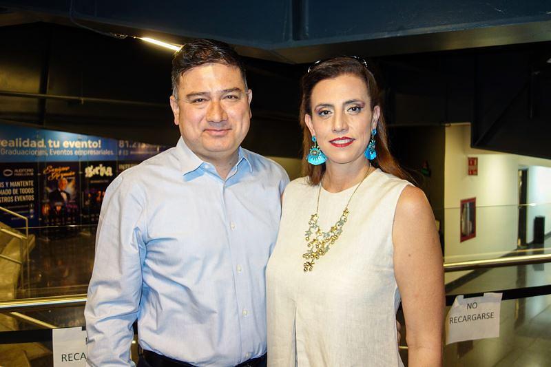 Héctor Ojeda, vlasnik kompanije za ljudski razvoj, i njegova supruga Nora Herrera, vlasnica holističkog centra, na predstavi Shen Yun u Monterreyu, Meksiko, 30. aprila (The Epoch Times)
