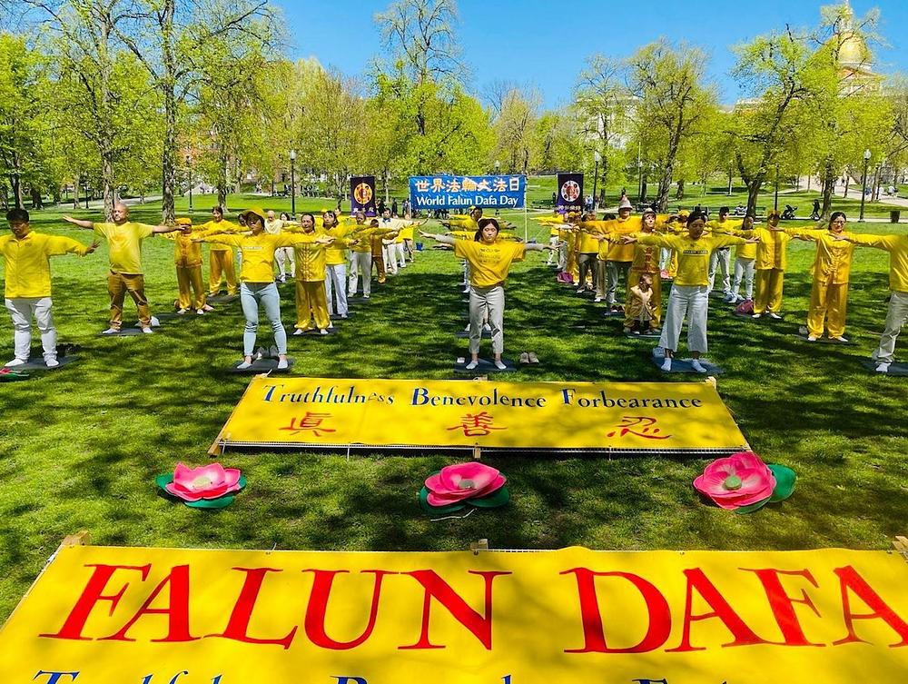  Praktikanti su zajedno radili vežbe i udarali u bubnjeve slaveći 31. godišnjicu javnog predstavljanja Falun Dafe 