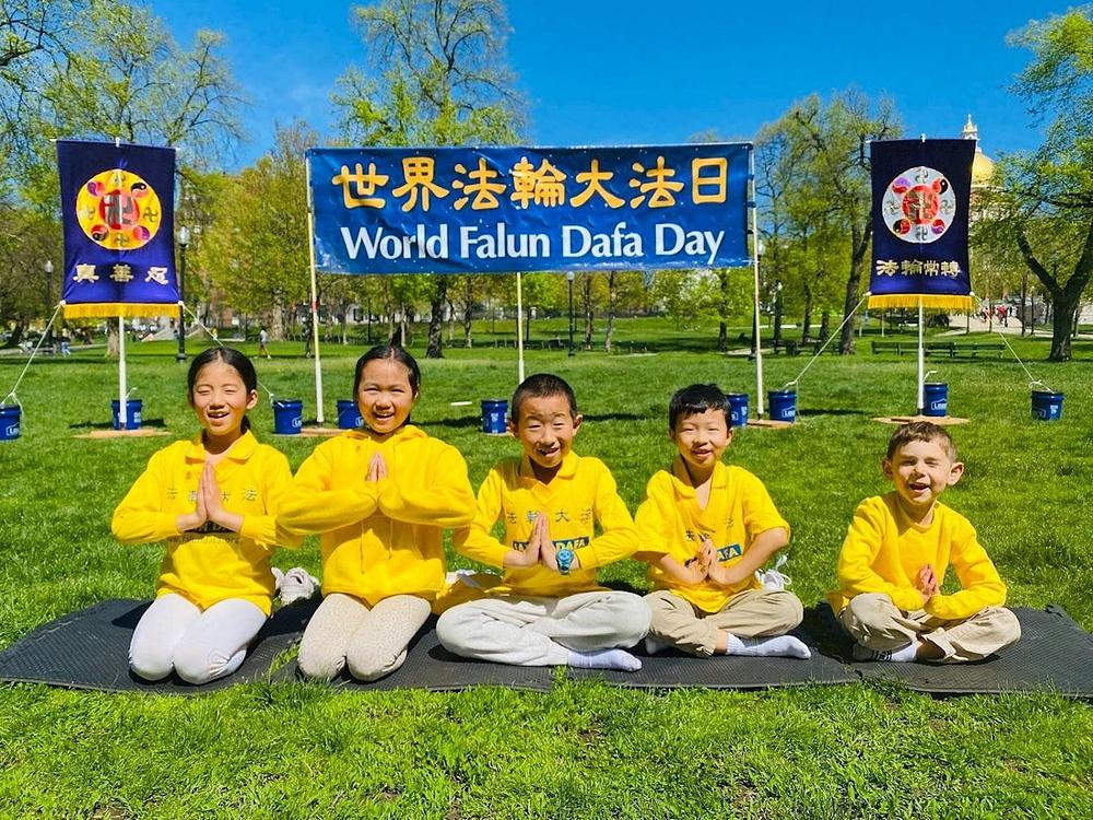  Praktikanti su čestitali rođendan osnivaču Falun Dafe.