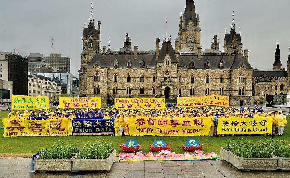 Falun Dafa praktikanti slave 31. godišnjicu javnog predstavljanja Falun Dafa 3. maja, uoči Svjetskog dana Falun Dafa.