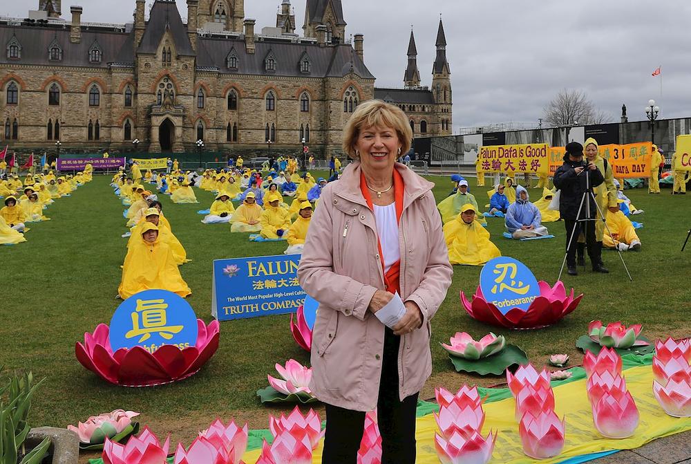 Poslanica Judy Sgro, kopredsjedavajuća parlamentarne grupe prijateljstva sa Falun Gongom, je govorila tokom proslave 3. maja.