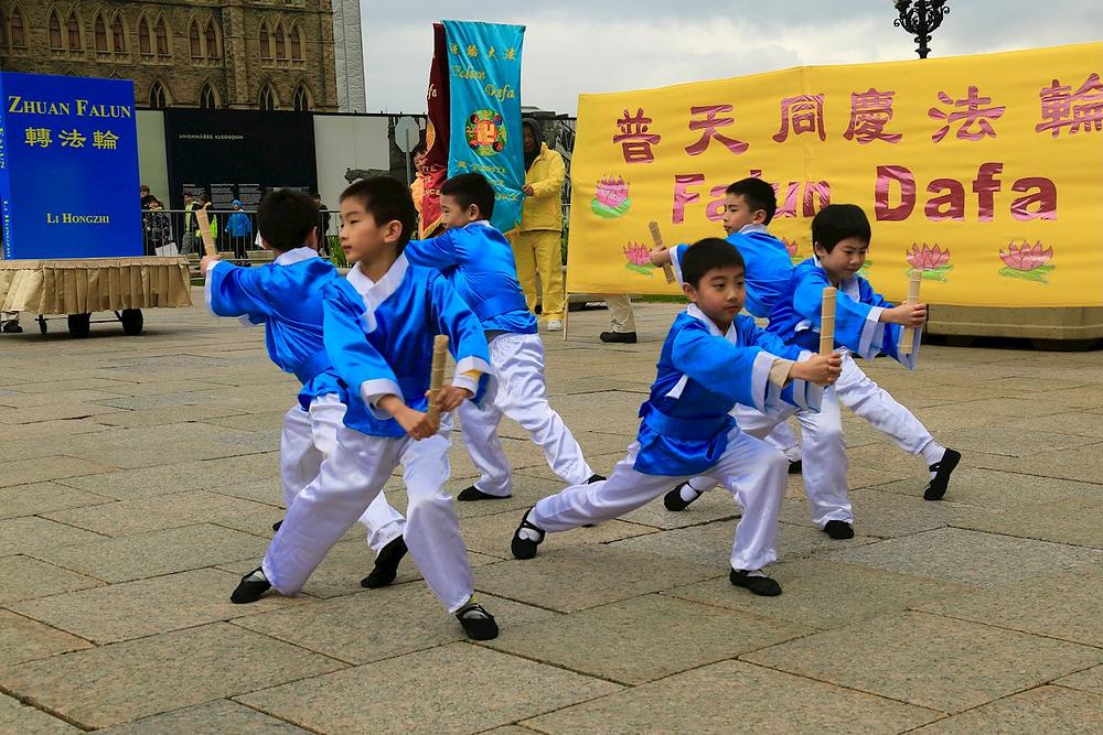 Dana 3. maja 2023. godine stotine praktikanata iz istočne Kanade se okupilo ispred Parlamenta u Otavi, glavnom gradu, kako bi proslavili 31. godišnjicu javnog predstavljanja Falun Dafa.