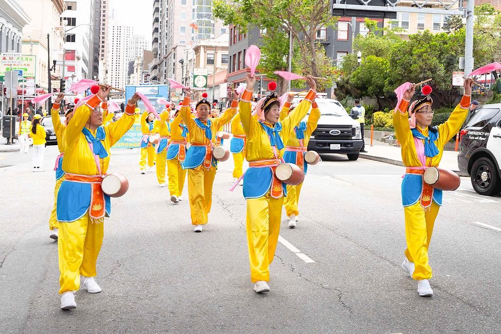 Praktikanti su održali paradu kako bi proslavili Svjetski dan Falun Dafa.