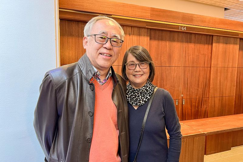  Dr. Sun, oftalmologica, i njezin suprug g. Ruan na nastupu Shen Yuna u Linköpingu, Švedska, 7. svibnja (The Epoch Times)