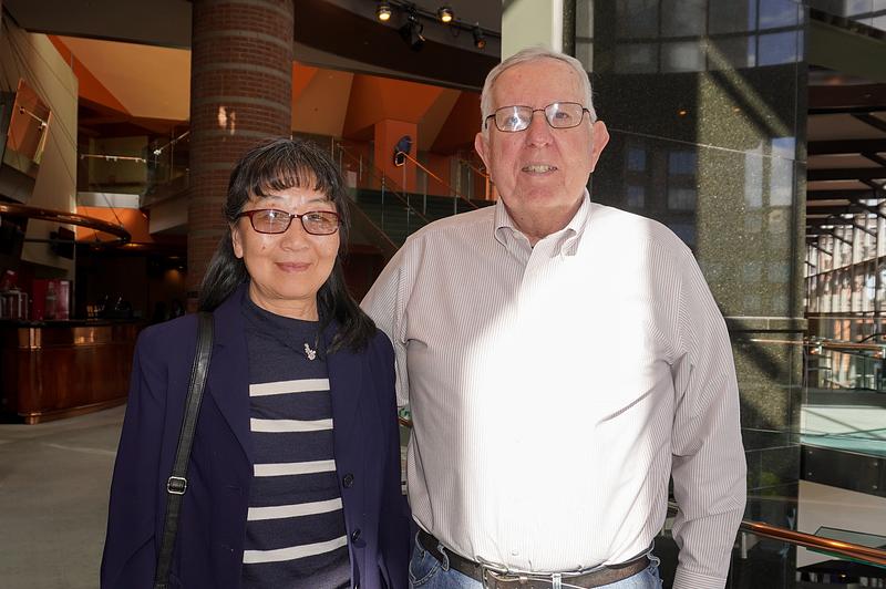  Jiang Ping, bivša pomoćna istraživačica na Sveučilištu Princeton, i njezin suprug Bill Stahlin, bivši profesor na Stevens Institute of Technology, na predstavi Shen Yun u Newarku, New Jersey, 6. svibnja (The Epoch Times)