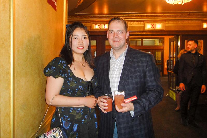Gospođa Zhi i njezin suprug na nastupu Shen Yuna u Detroitu, Michigan, 6. svibnja (The Epoch Times) 