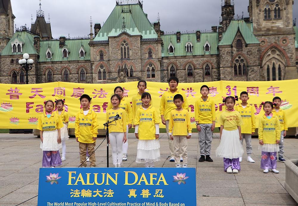  Praktikanti 3. svibnja 2023. održavaju proslavu na Parliament Hillu slaveći Svjetski Falun Dafa dan. 