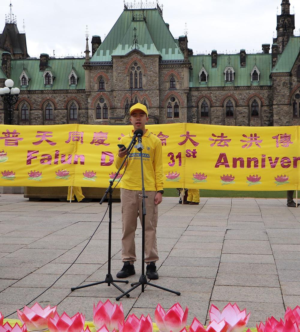  Robert Jin prakticira Falun Dafa s roditeljima od najmlađe dobi 