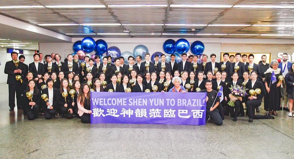 Shen Yun New York Company je 14. marta stigla na međunarodni aerodrom Sao Paulo–Guaruljos u Brazilu. Obožavaoci su ih srdačno dočekali uz klicanje, cvijeće i balone na kojima je pisalo: „Dobrodošao Shen Yun“. (The Epoch Times)